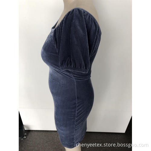 Kleid mit tiefem Hals und kurzen Ärmeln